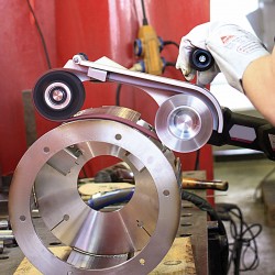 Tračni brusilnik 1750W z ekstremno močnim prenosom moči v osnovnem setu