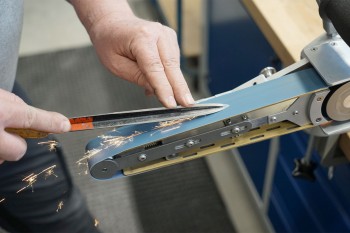 Univerzalen tračni brusilnik 1750W za mobilno in stacionarno uporabo v osnovnem setu