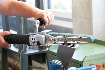 Univerzalen tračni brusilnik 1750W za mobilno in stacionarno uporabo v osnovnem setu