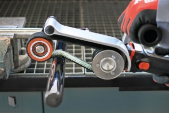 Ploščatni brusilnik 1100W z blažilnim sistemom in elektronsko drsno sklopko v osnovnem setu