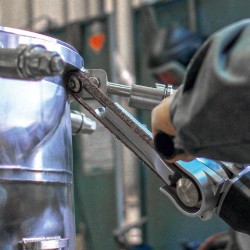 Ploščatni brusilnik 1100W z blažilnim sistemom in elektronsko drsno sklopko v osnovnem setu