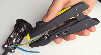 Klešče za stiskanje in odstranjevanje izolacije žic