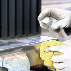 Tekočina za čiščenje kovinskih površin